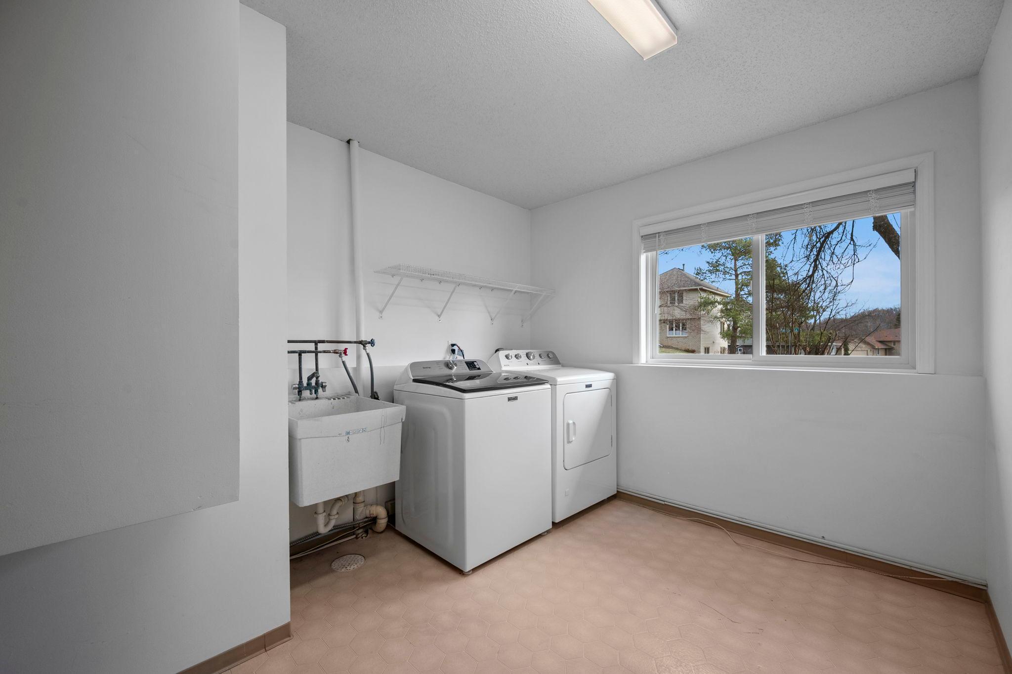 6667 Kingsview Lane N