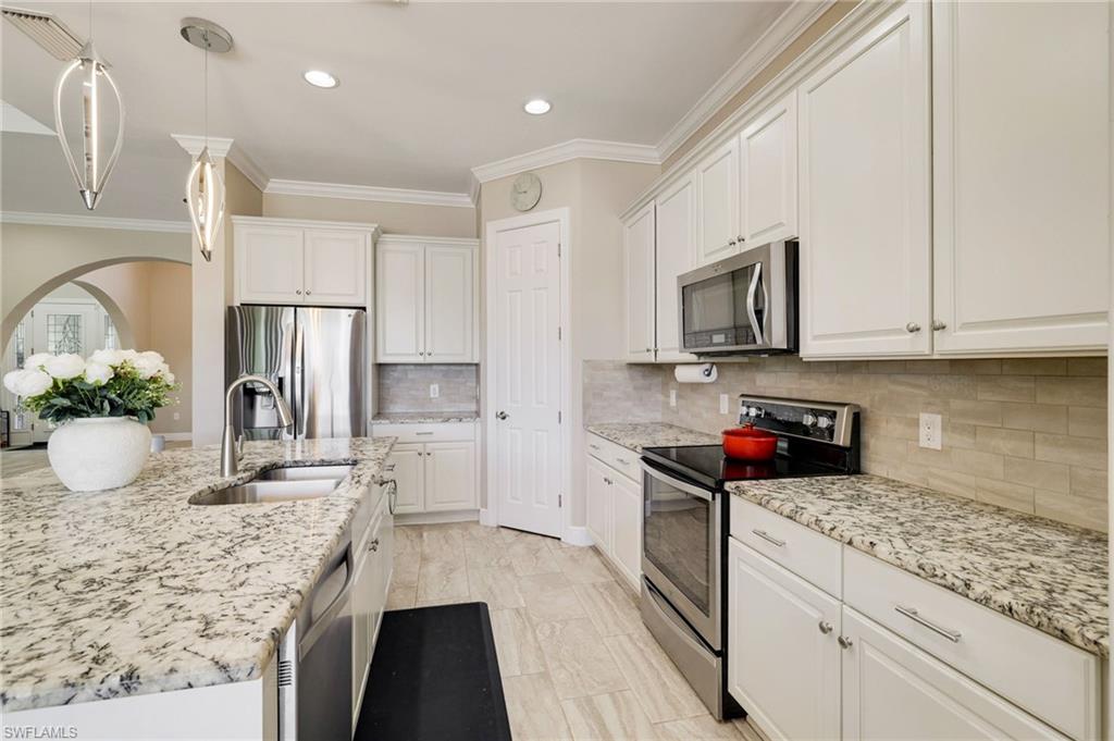 10085 Avalon Lake CIR