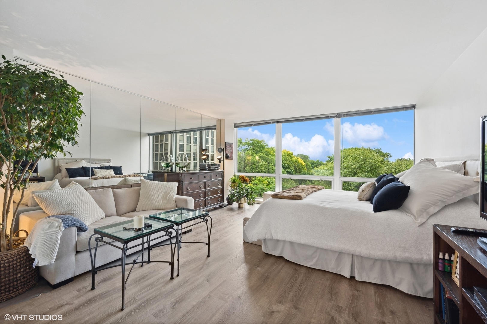 2400 N Lakeview Avenue Unit: 605