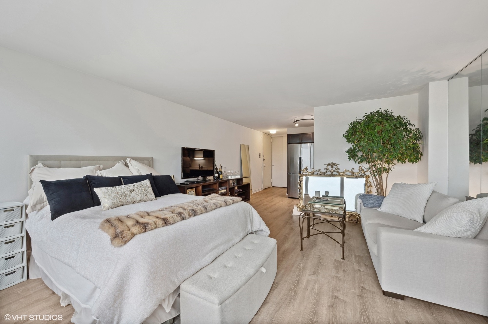 2400 N Lakeview Avenue Unit: 605