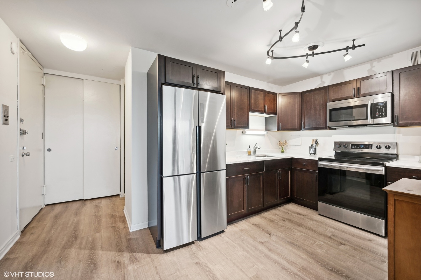 2400 N Lakeview Avenue Unit: 605