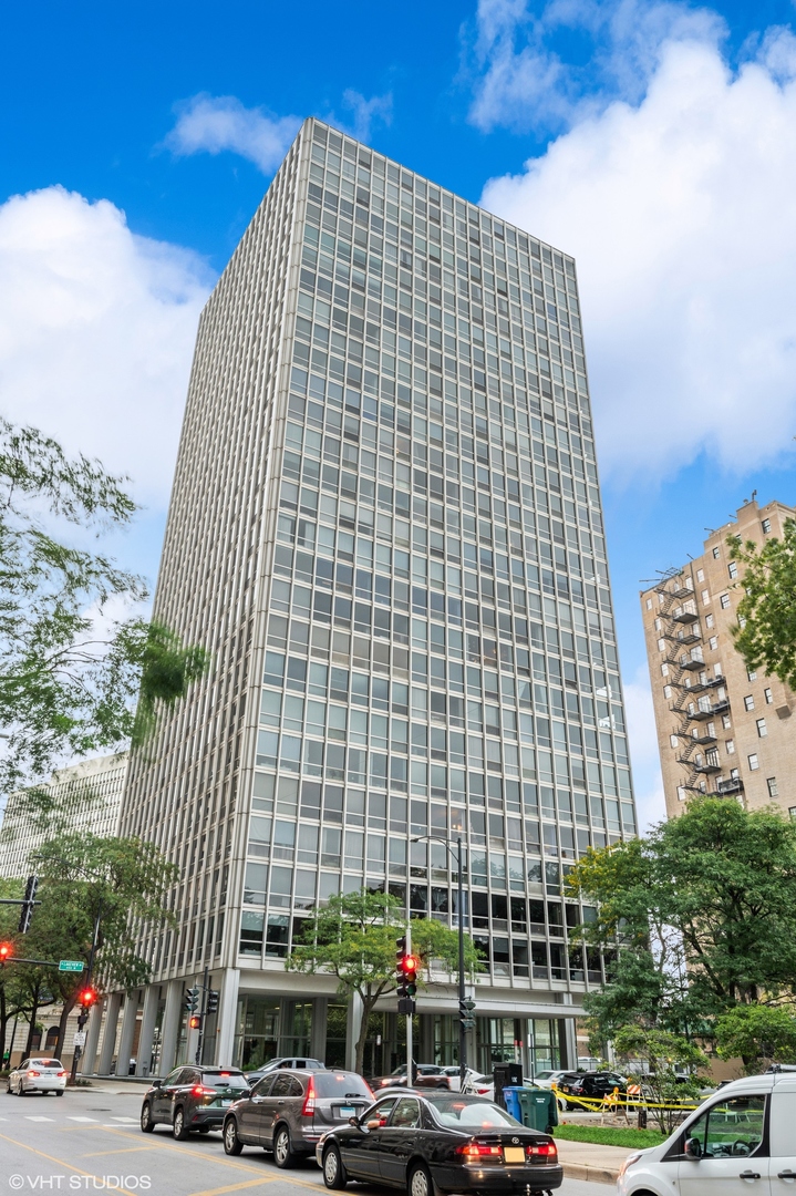 2400 N Lakeview Avenue Unit: 605