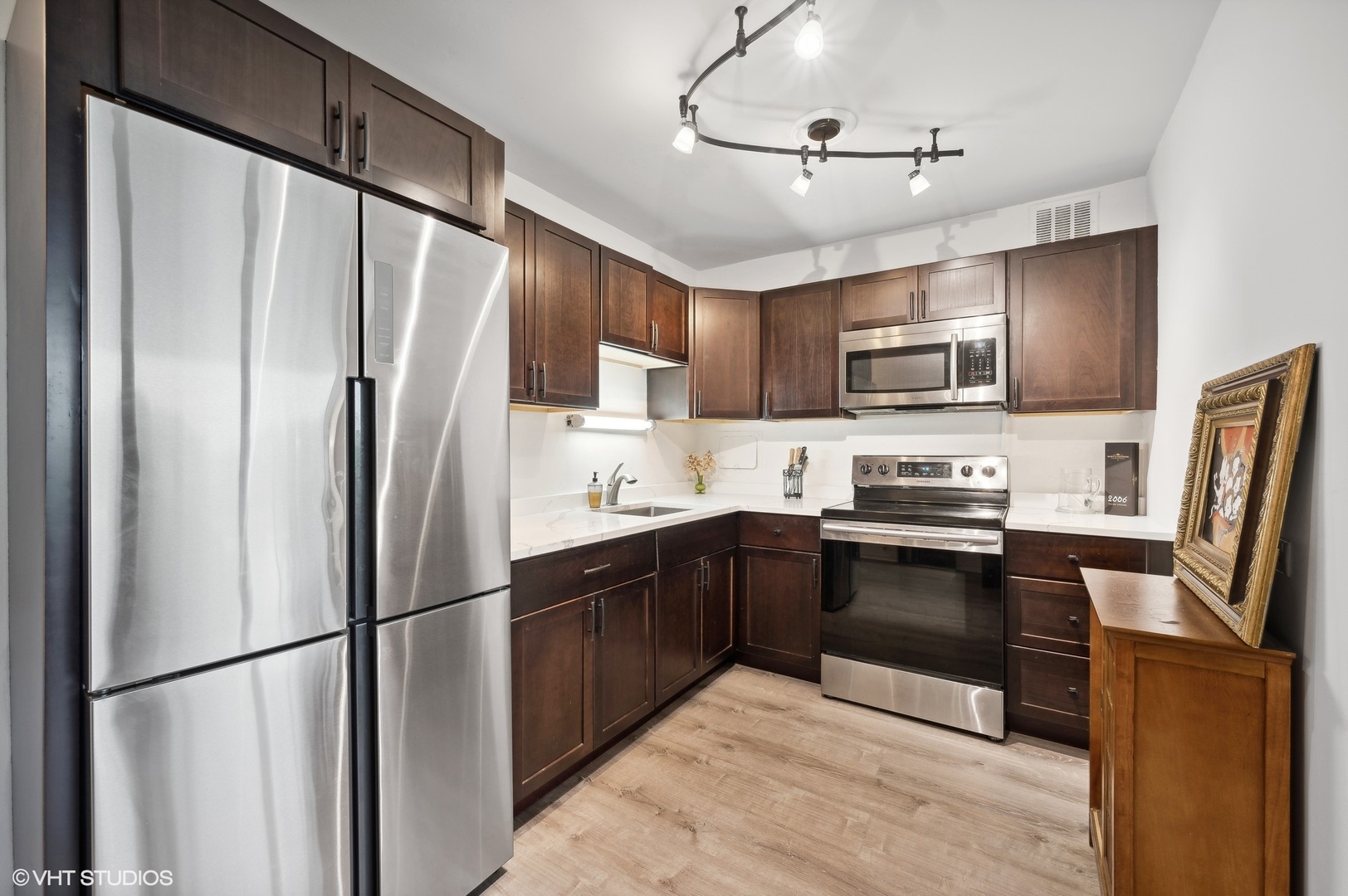2400 N Lakeview Avenue Unit: 605
