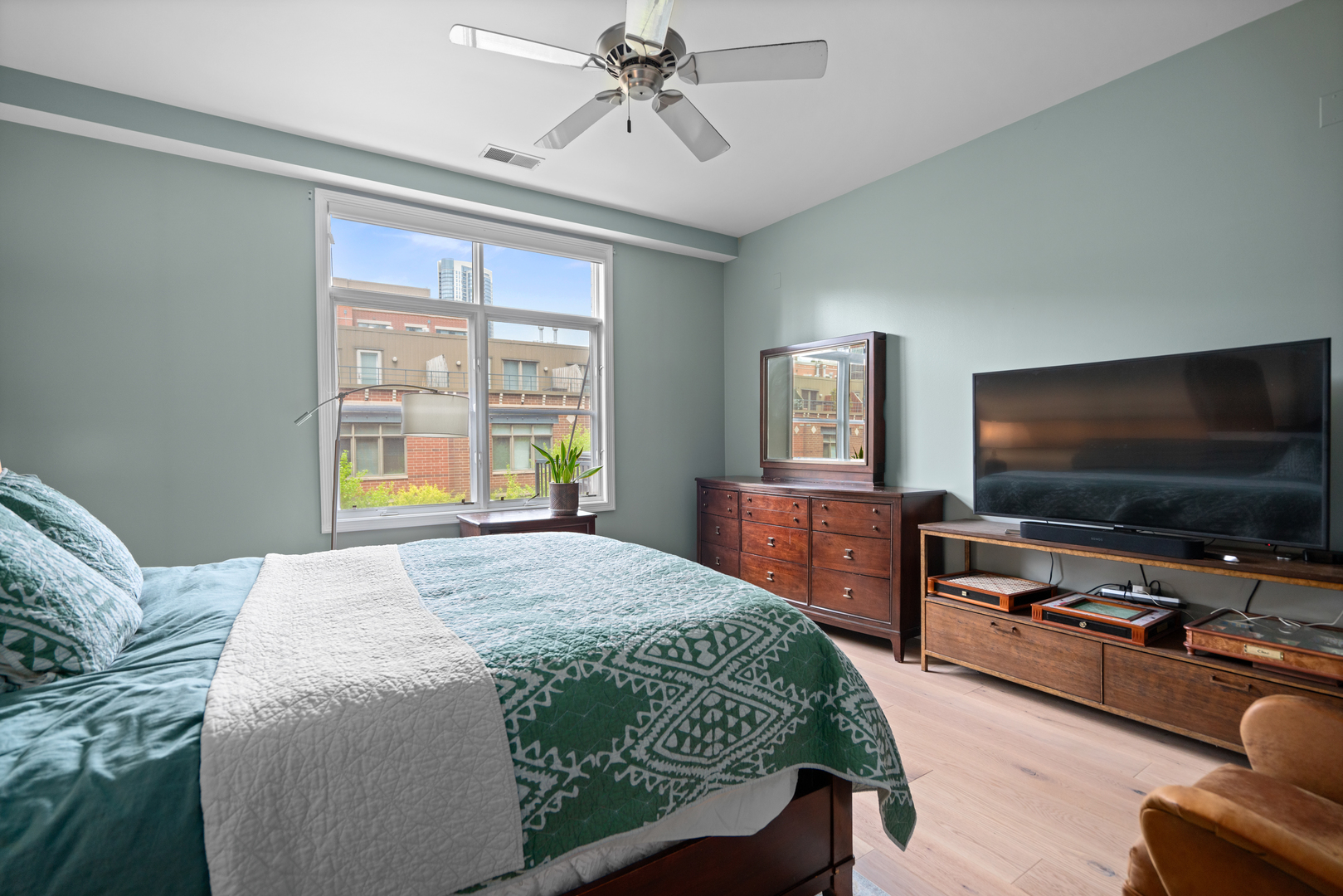 550 W Fulton Street Unit: 303