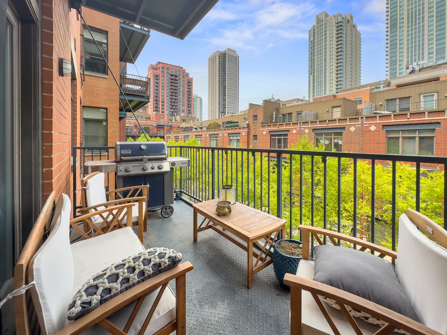 550 W Fulton Street Unit: 303