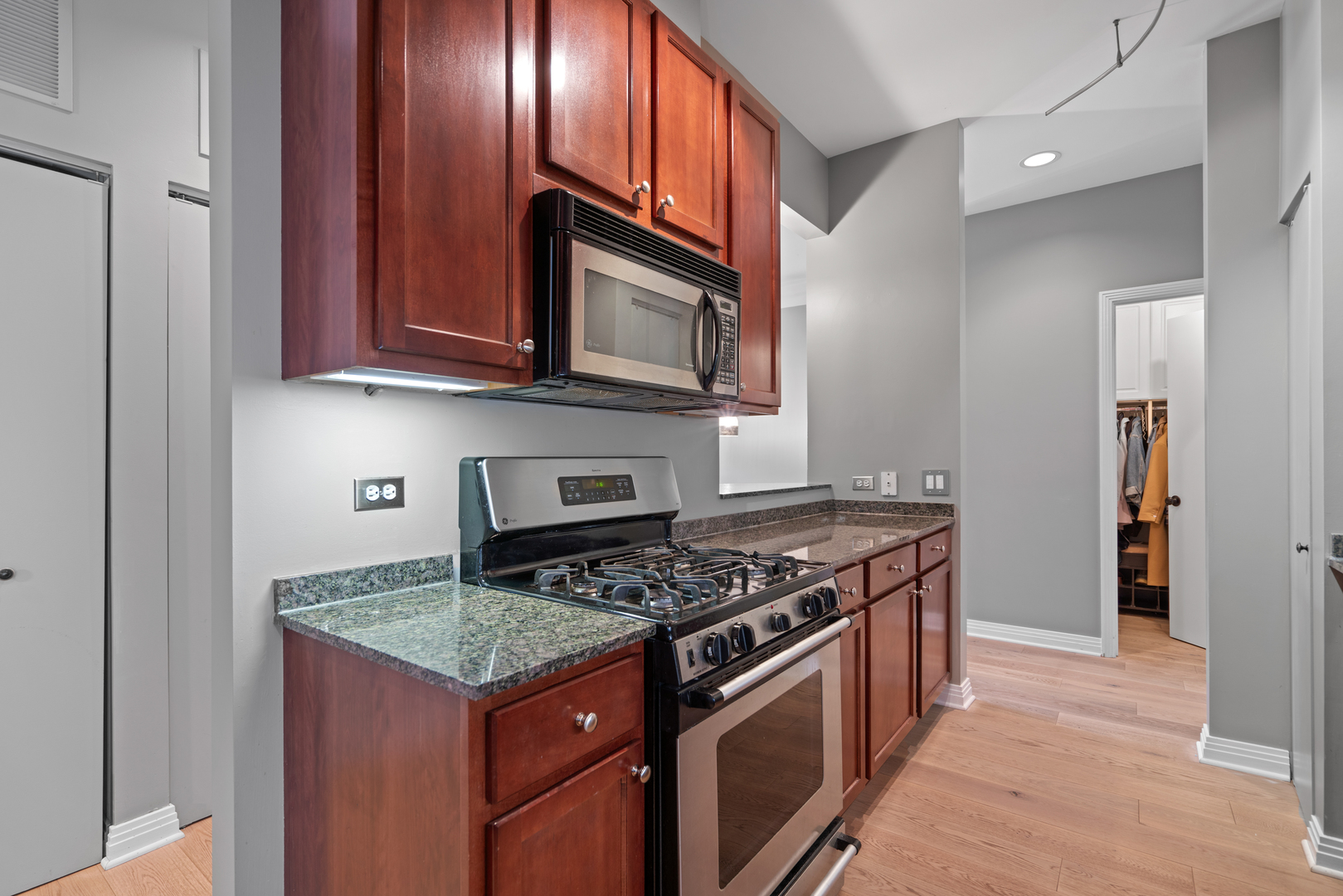 550 W Fulton Street Unit: 303