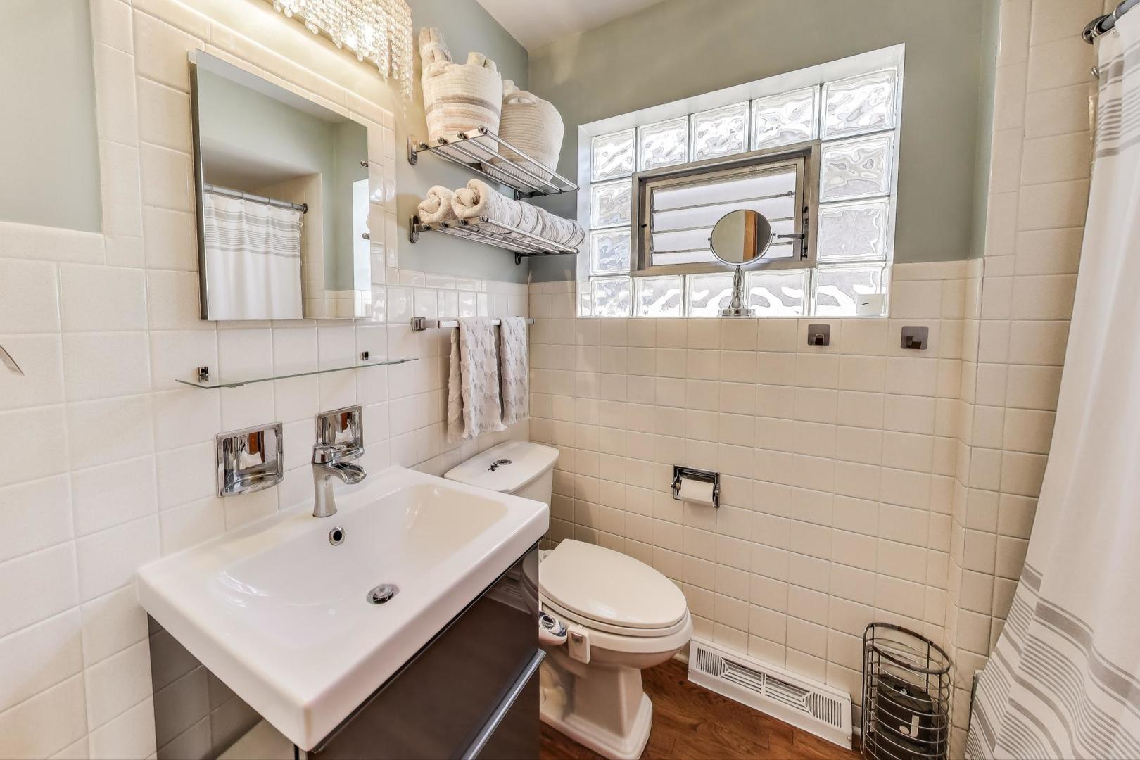 3823 N Kilpatrick Avenue