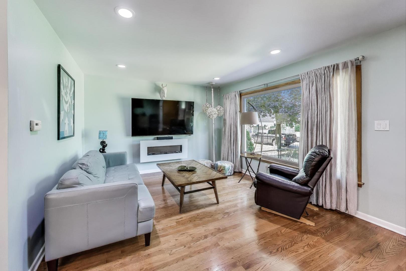 3823 N Kilpatrick Avenue