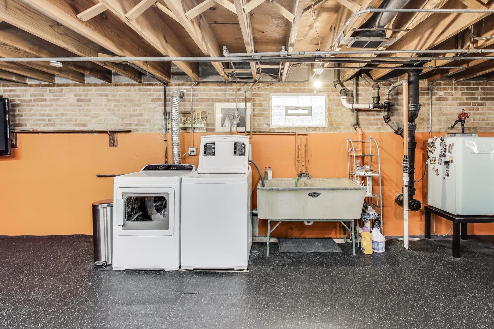 3823 N Kilpatrick Avenue