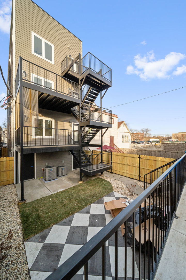 1635 W 21st Place Unit: 2