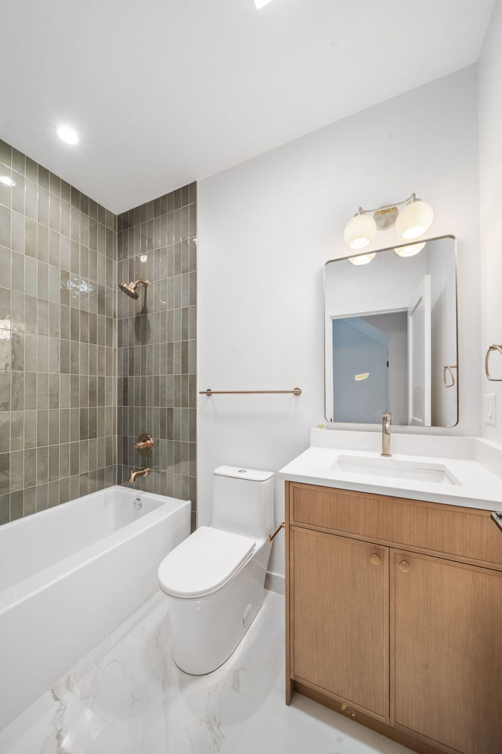 1635 W 21st Place Unit: 2