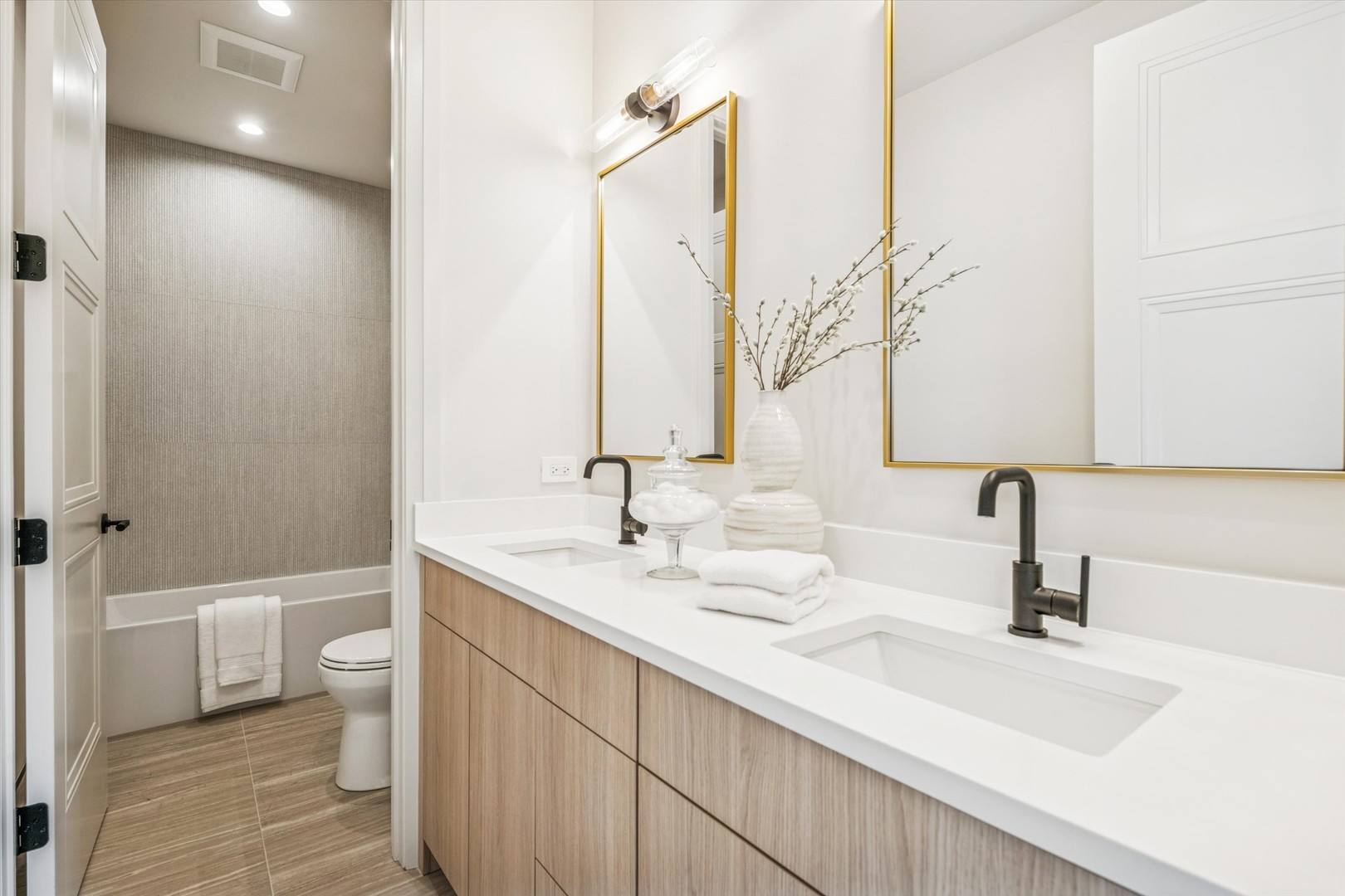 377 S Prairie Avenue