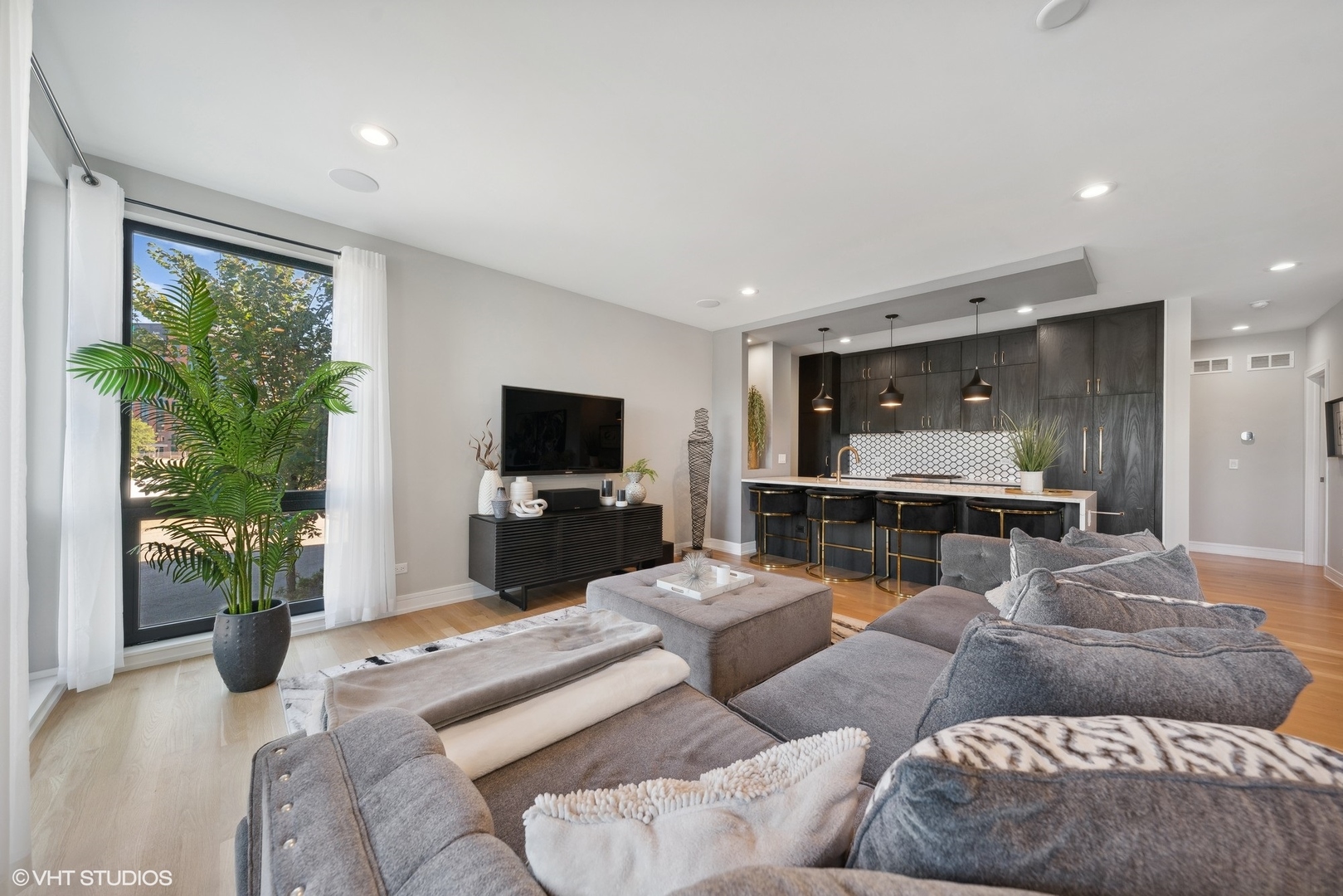 1203 W Superior Street Unit: 1B