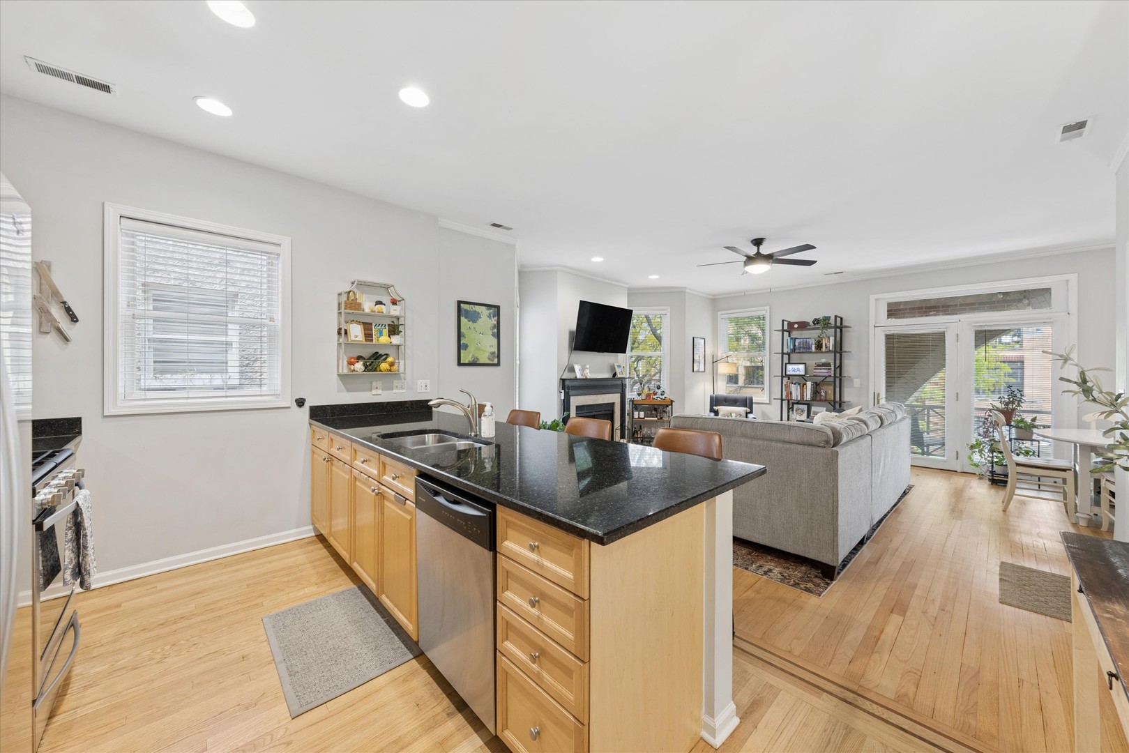 4104 N Kenmore Avenue Unit: 2N