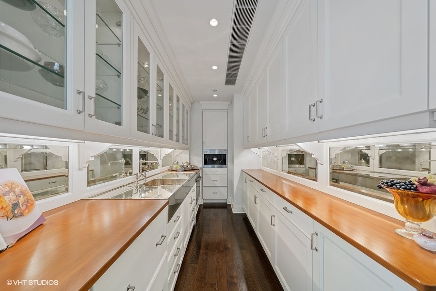 159 E Walton Place Unit: 28A