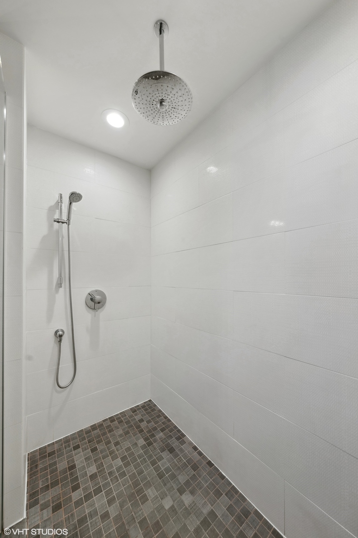 1203 W Superior Street Unit: 1B