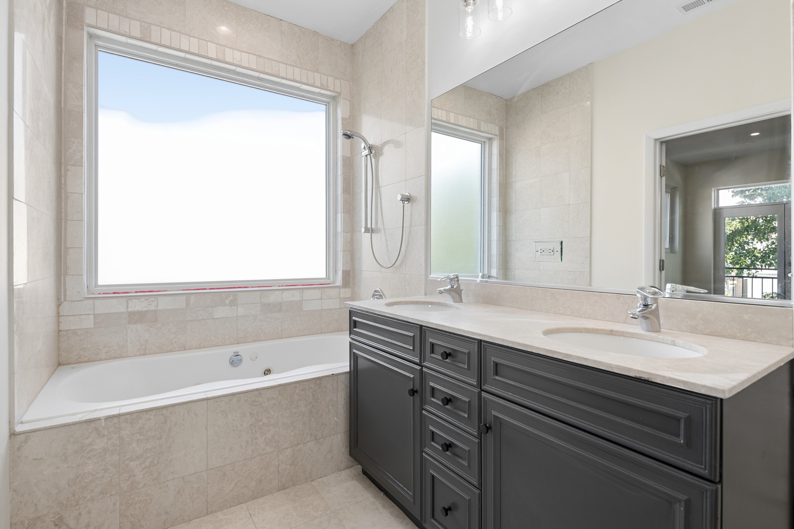 908 N Paulina Street Unit: 3