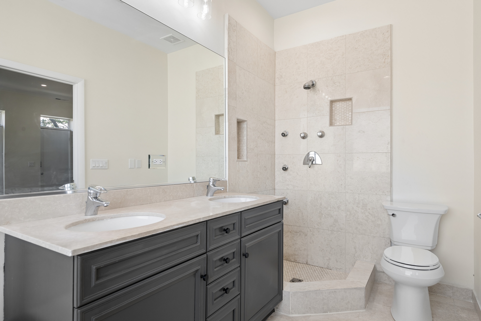908 N Paulina Street Unit: 3