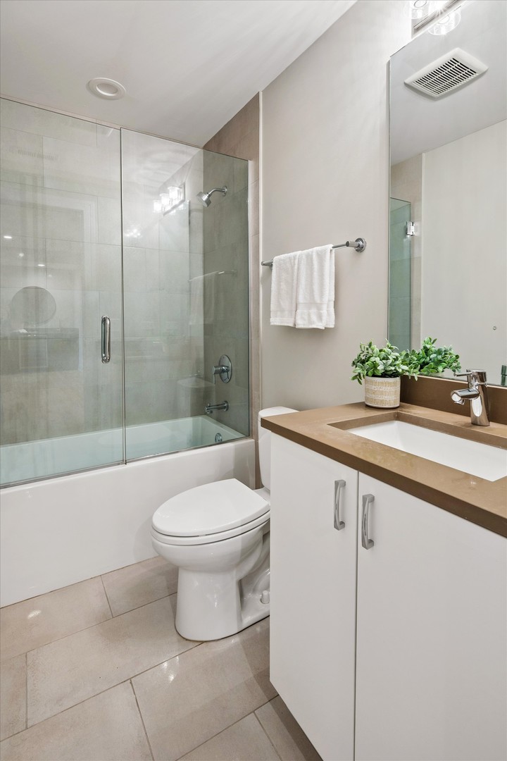 1203 W Superior Street Unit: 1B