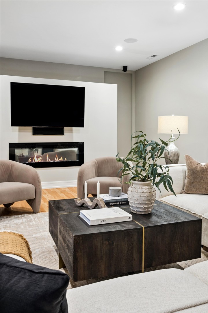 1203 W Superior Street Unit: 1B