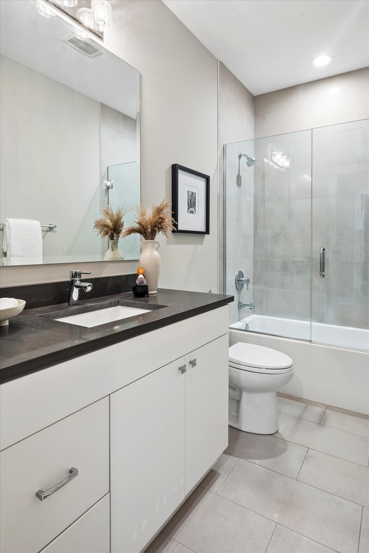 1203 W Superior Street Unit: 1B