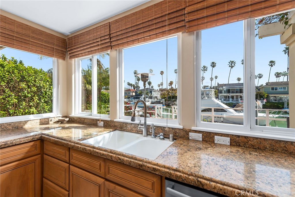 2770 BAYSHORE Avenue