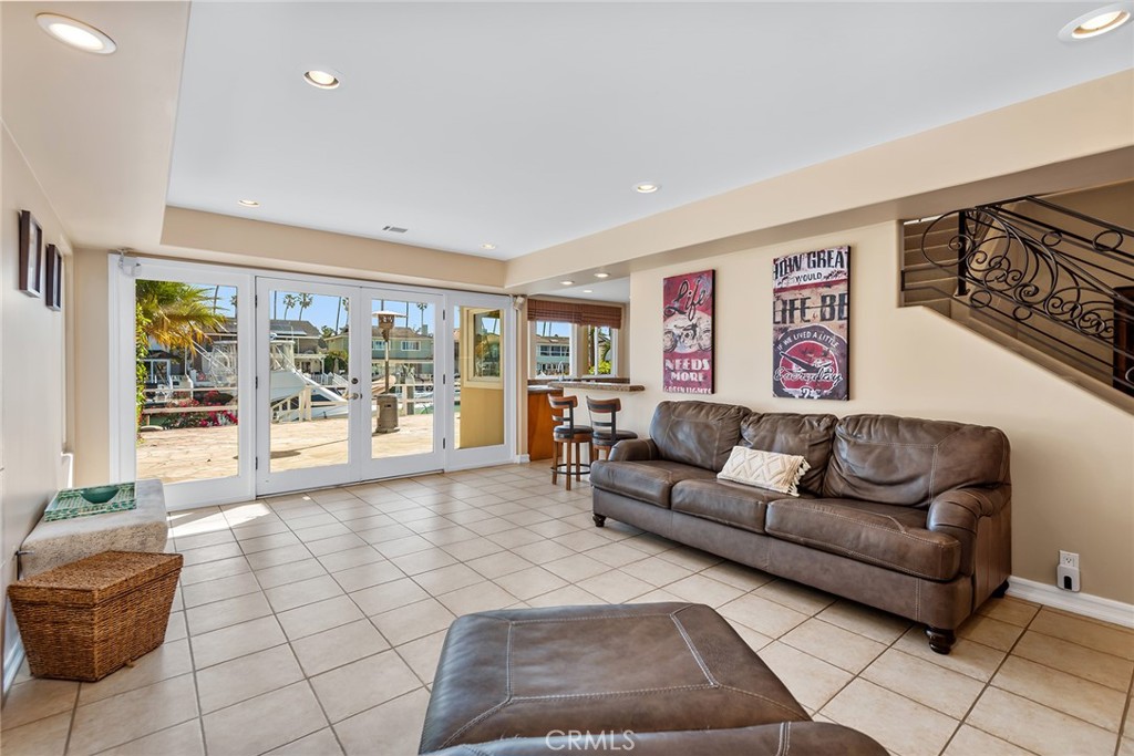 2770 BAYSHORE Avenue