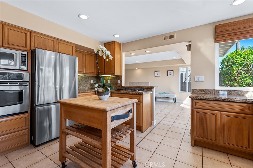 2770 BAYSHORE Avenue