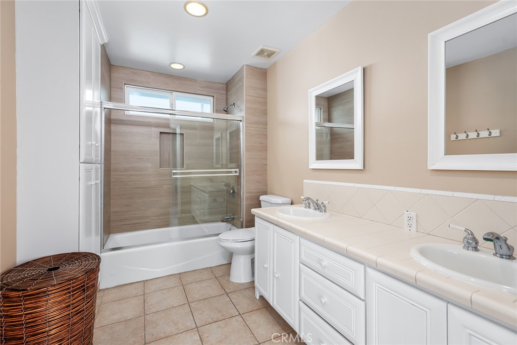 2770 BAYSHORE Avenue