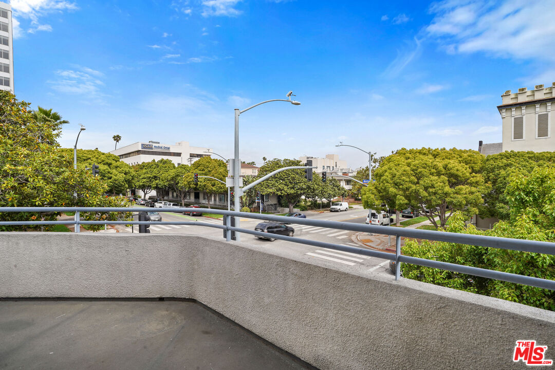 1325 ARIZONA AVE Unit: 201