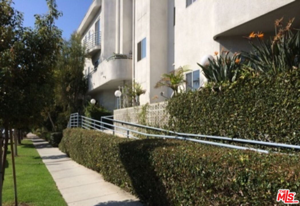 1325 ARIZONA AVE Unit: 201