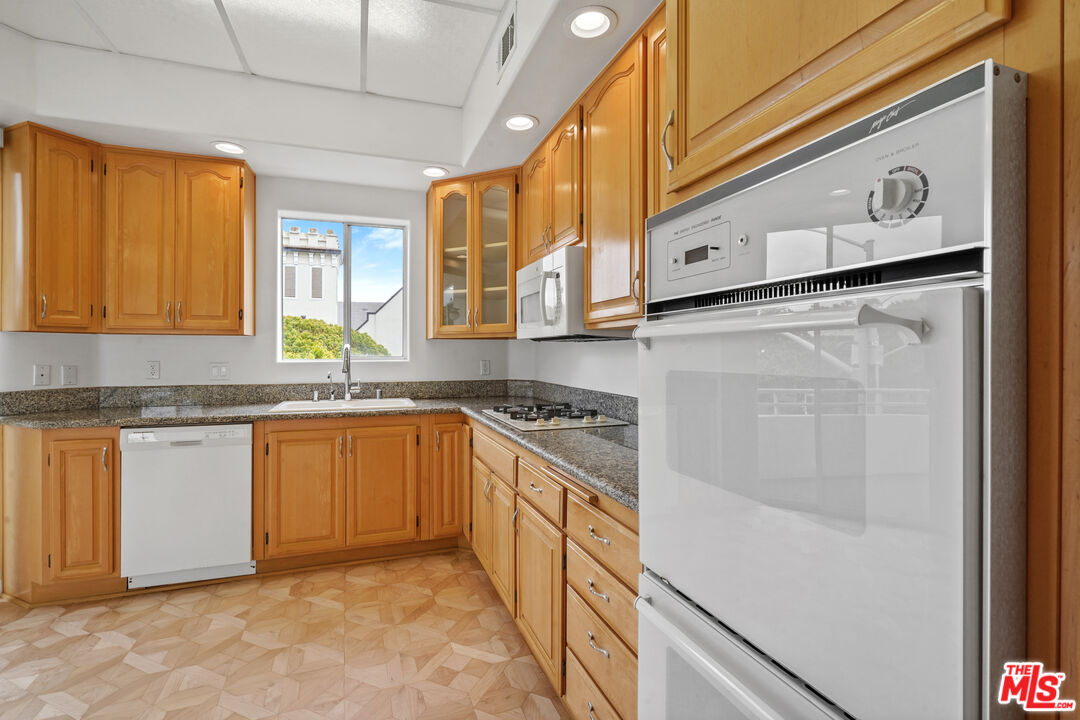 1325 ARIZONA AVE Unit: 201