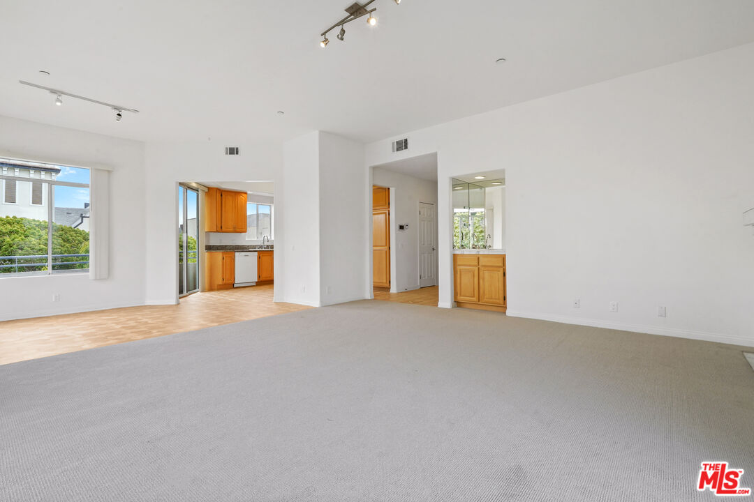 1325 ARIZONA AVE Unit: 201