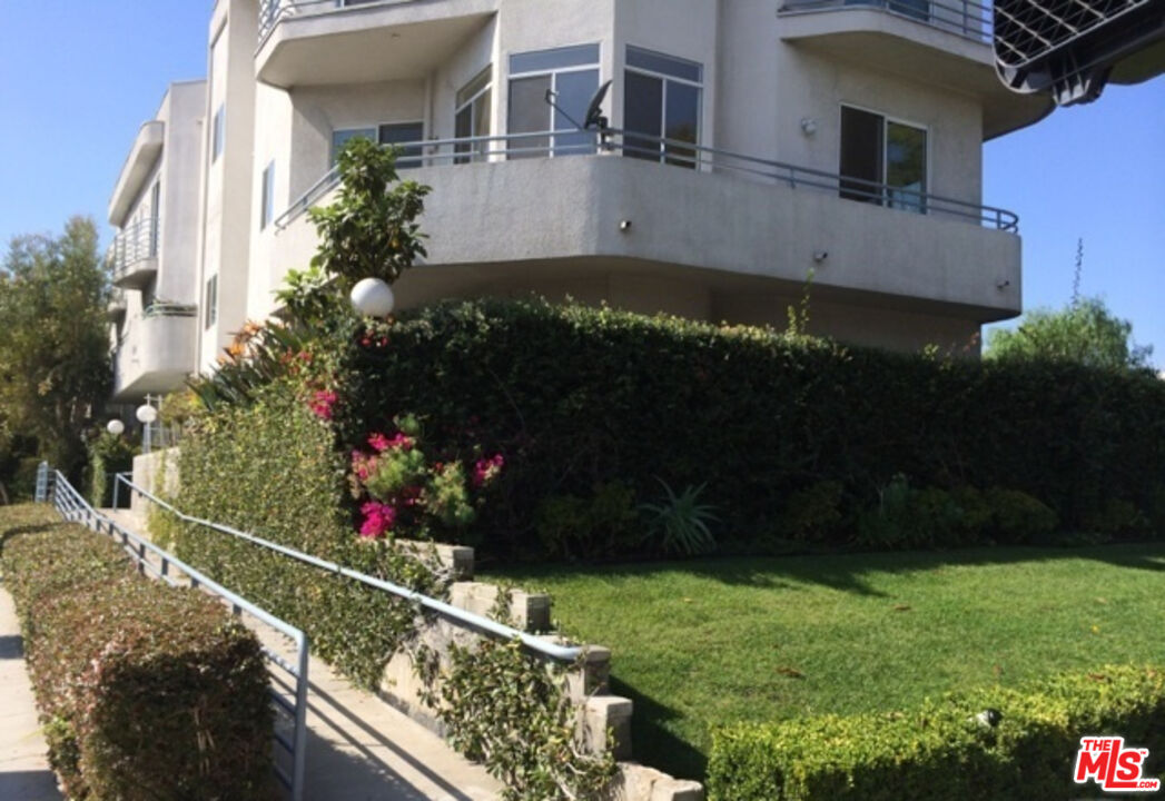 1325 ARIZONA AVE Unit: 201