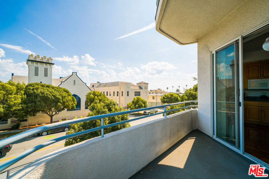 1325 ARIZONA AVE Unit: 201