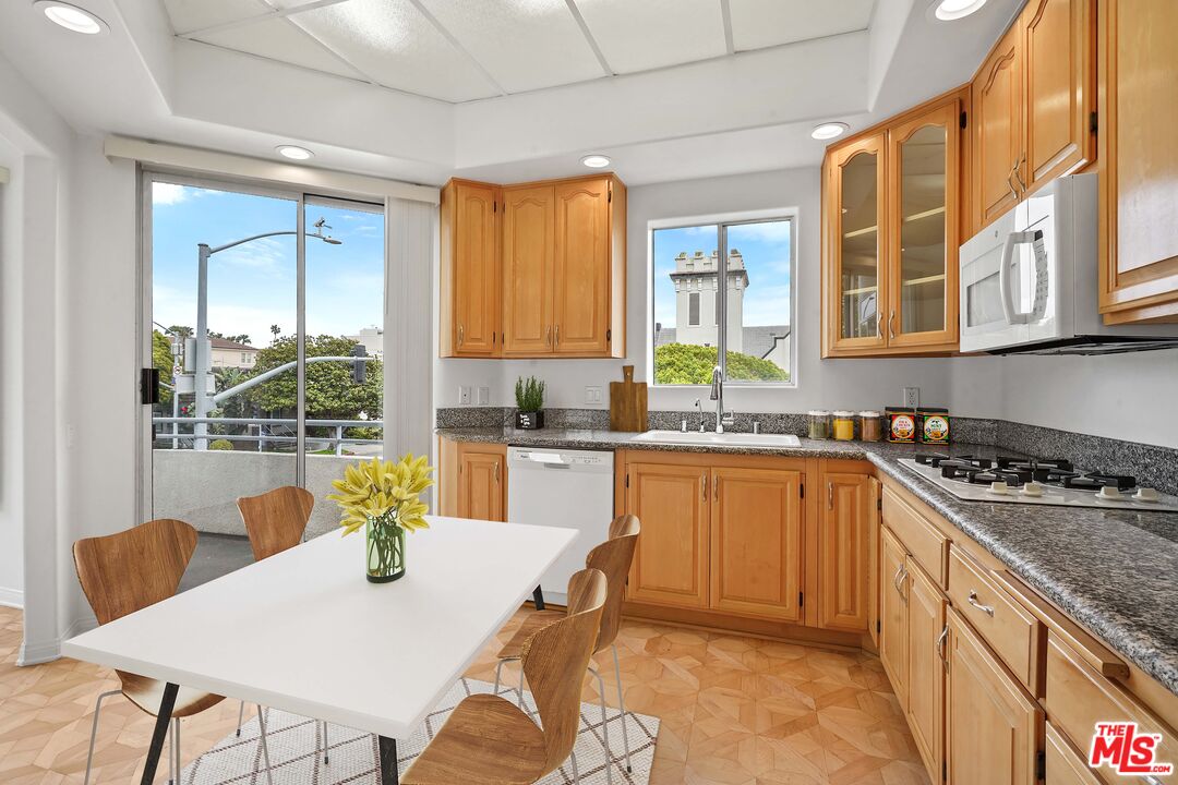 1325 ARIZONA AVE Unit: 201