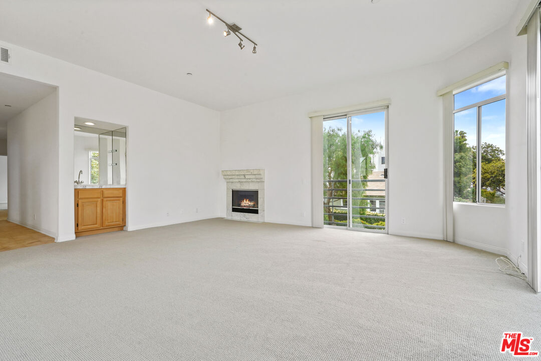 1325 ARIZONA AVE Unit: 201