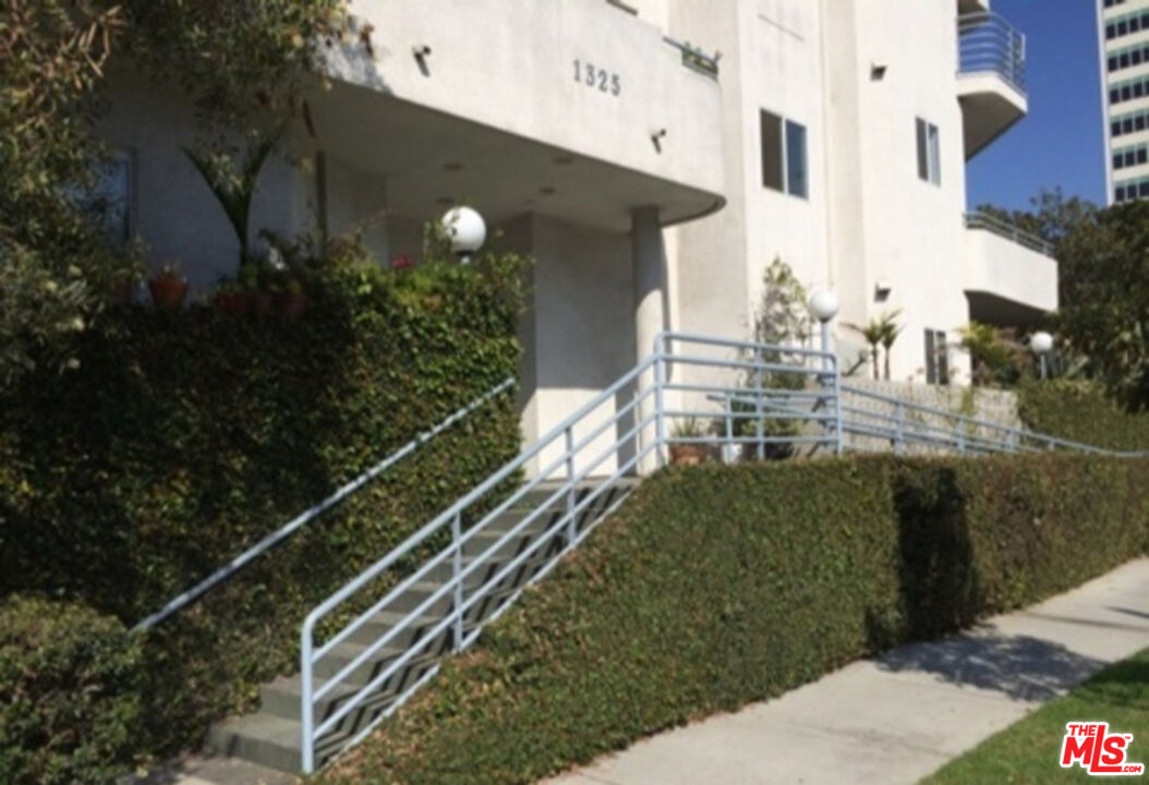 1325 ARIZONA AVE Unit: 201