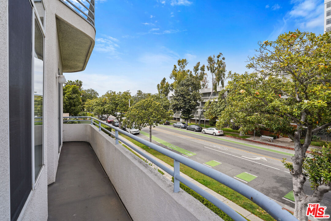 1325 ARIZONA AVE Unit: 201