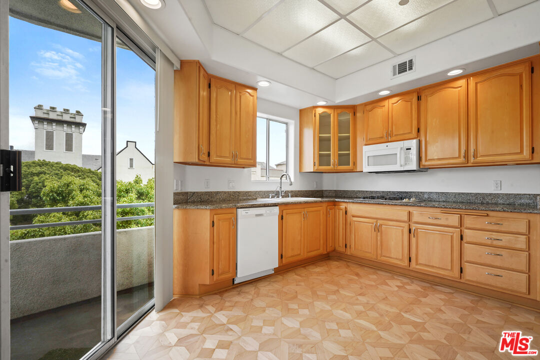 1325 ARIZONA AVE Unit: 201