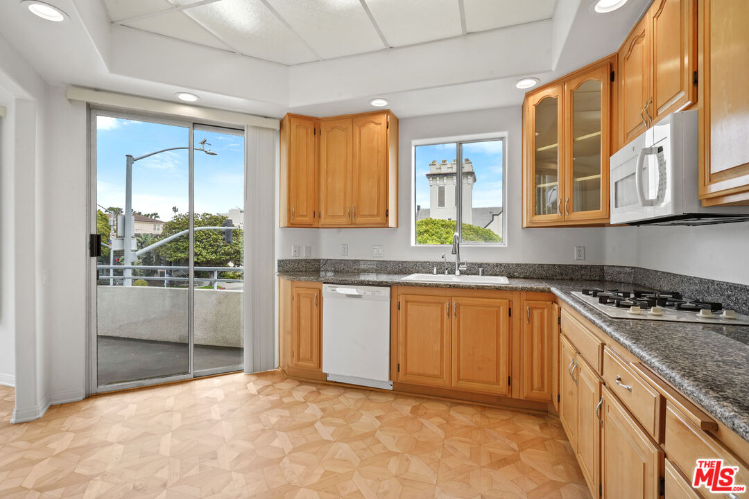 1325 ARIZONA AVE Unit: 201