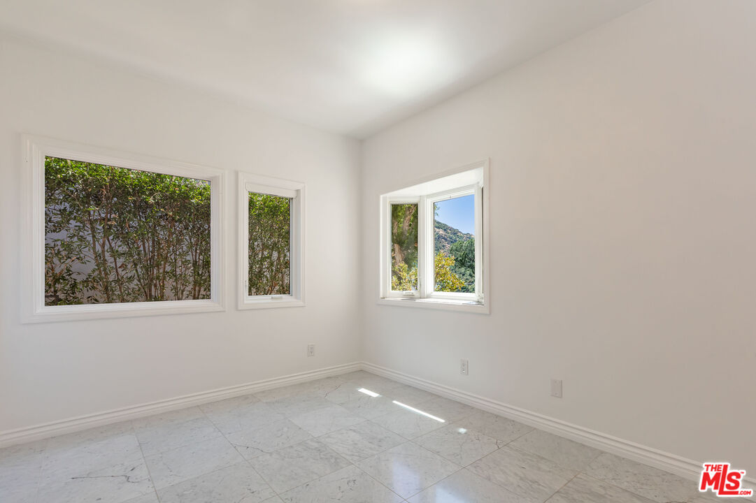 834 Ravensbury St