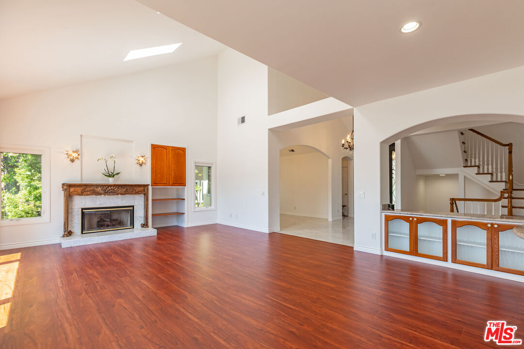 834 Ravensbury St