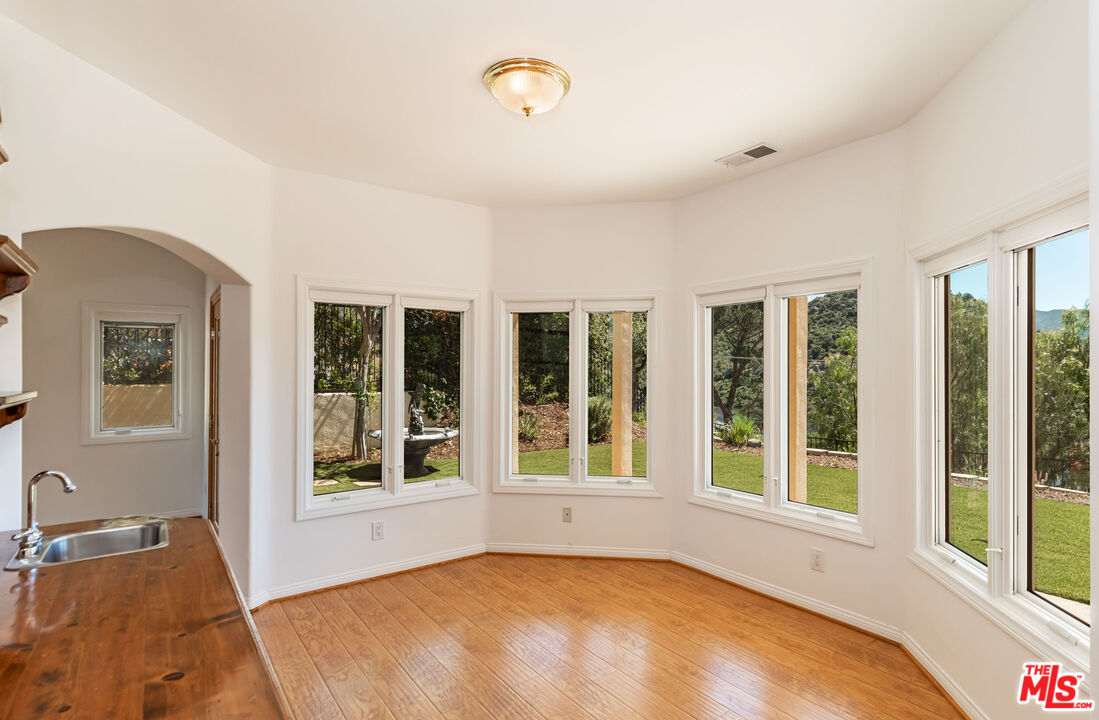 834 Ravensbury St
