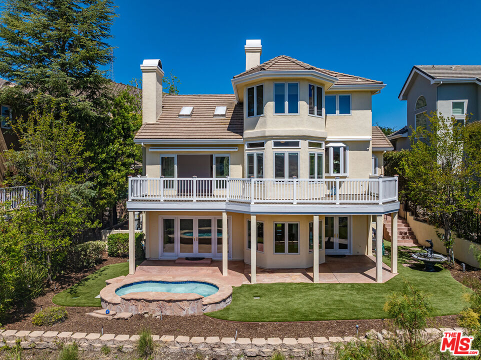 834 Ravensbury St
