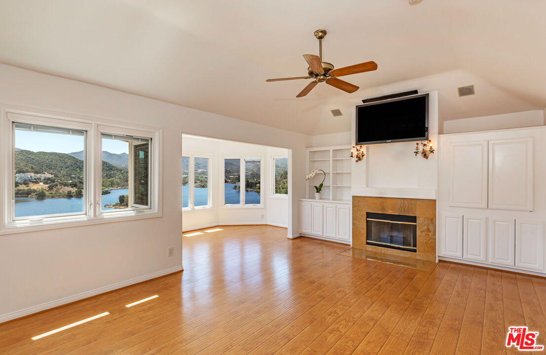 834 Ravensbury St