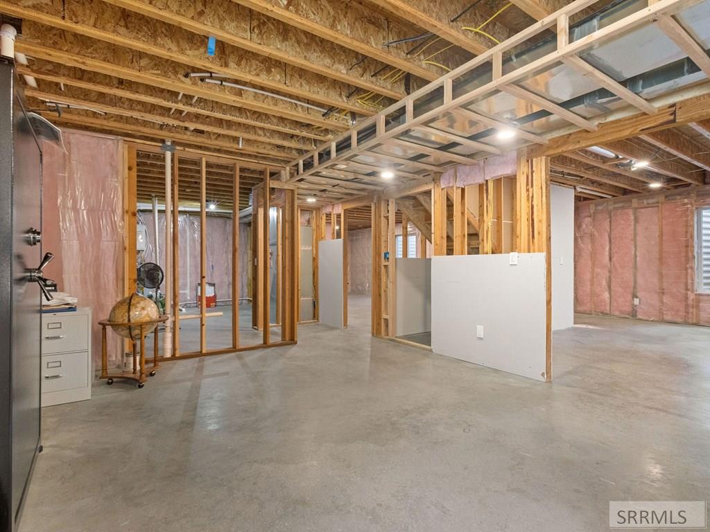 182 N 4039 E