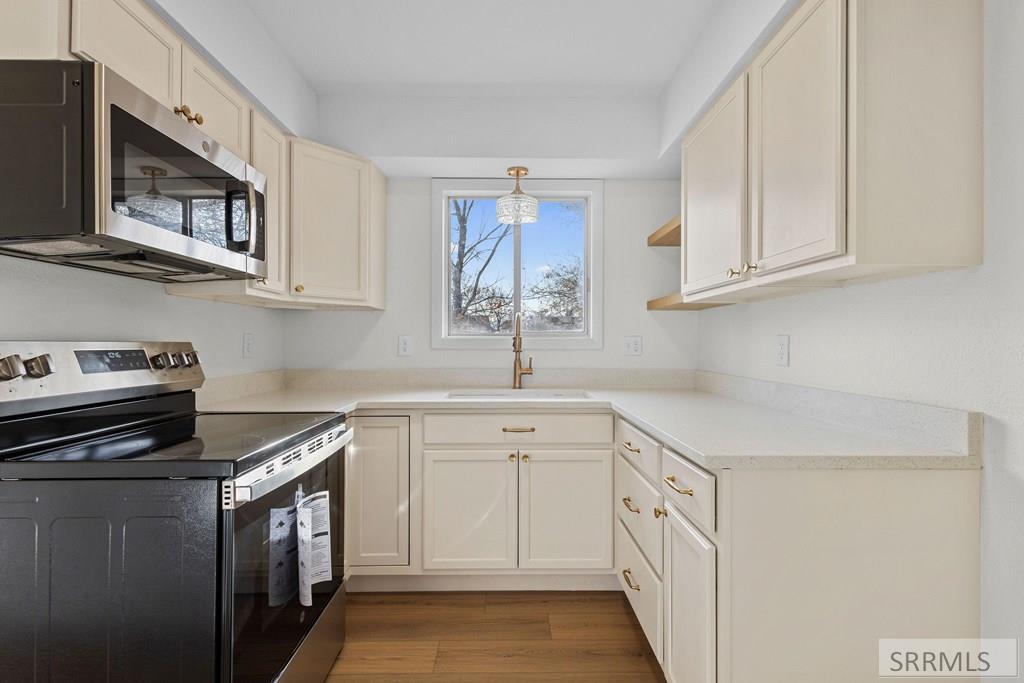 4100 E Greenwillow Lane