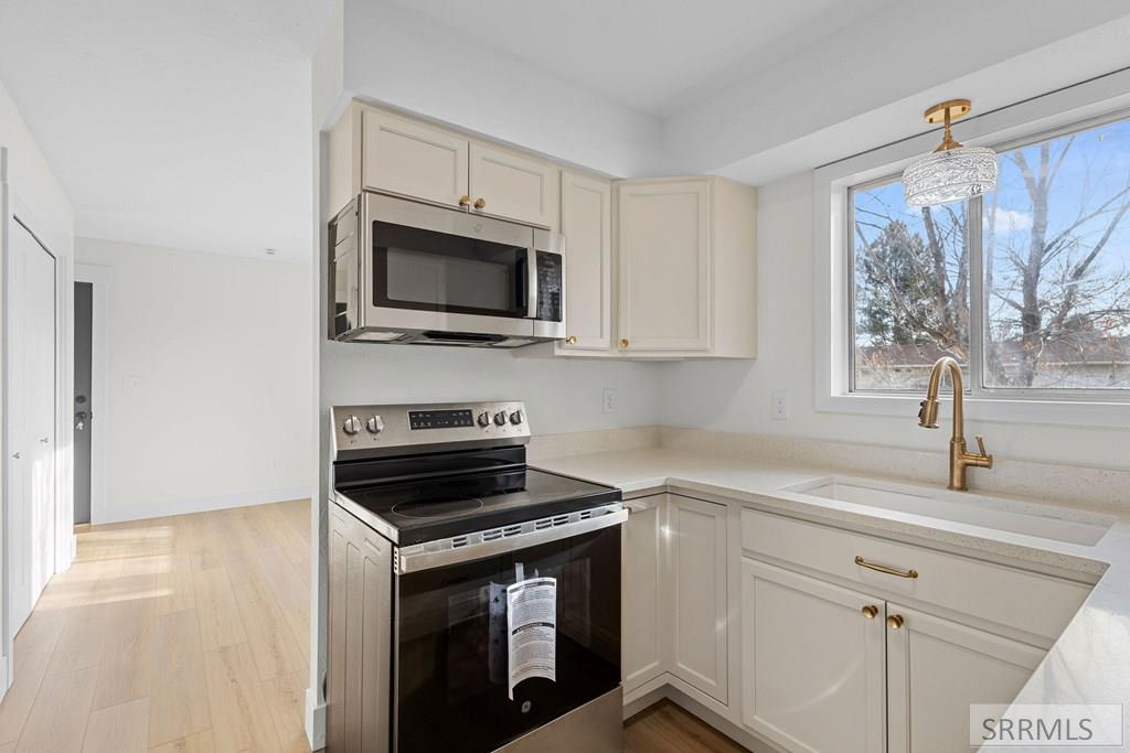 4100 E Greenwillow Lane