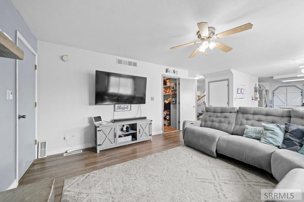 1699 Wagon Wheel Road